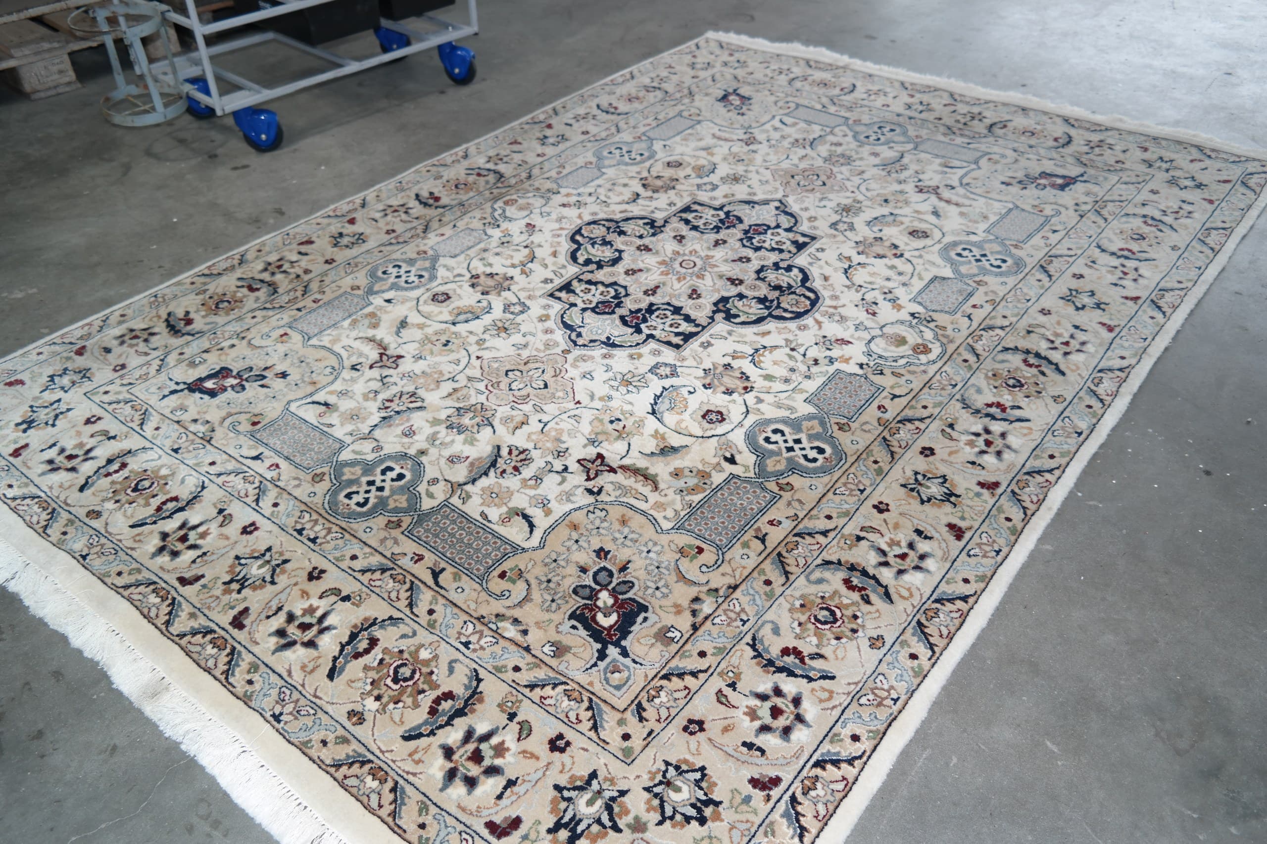 Gereinigd handgeknoopt vloerkleed uitgelegd in de reinigingshal
