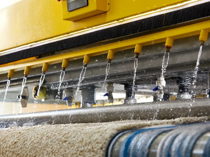 Vloerkleed wordt gereinigd in de Kleda wasserij in Havelte