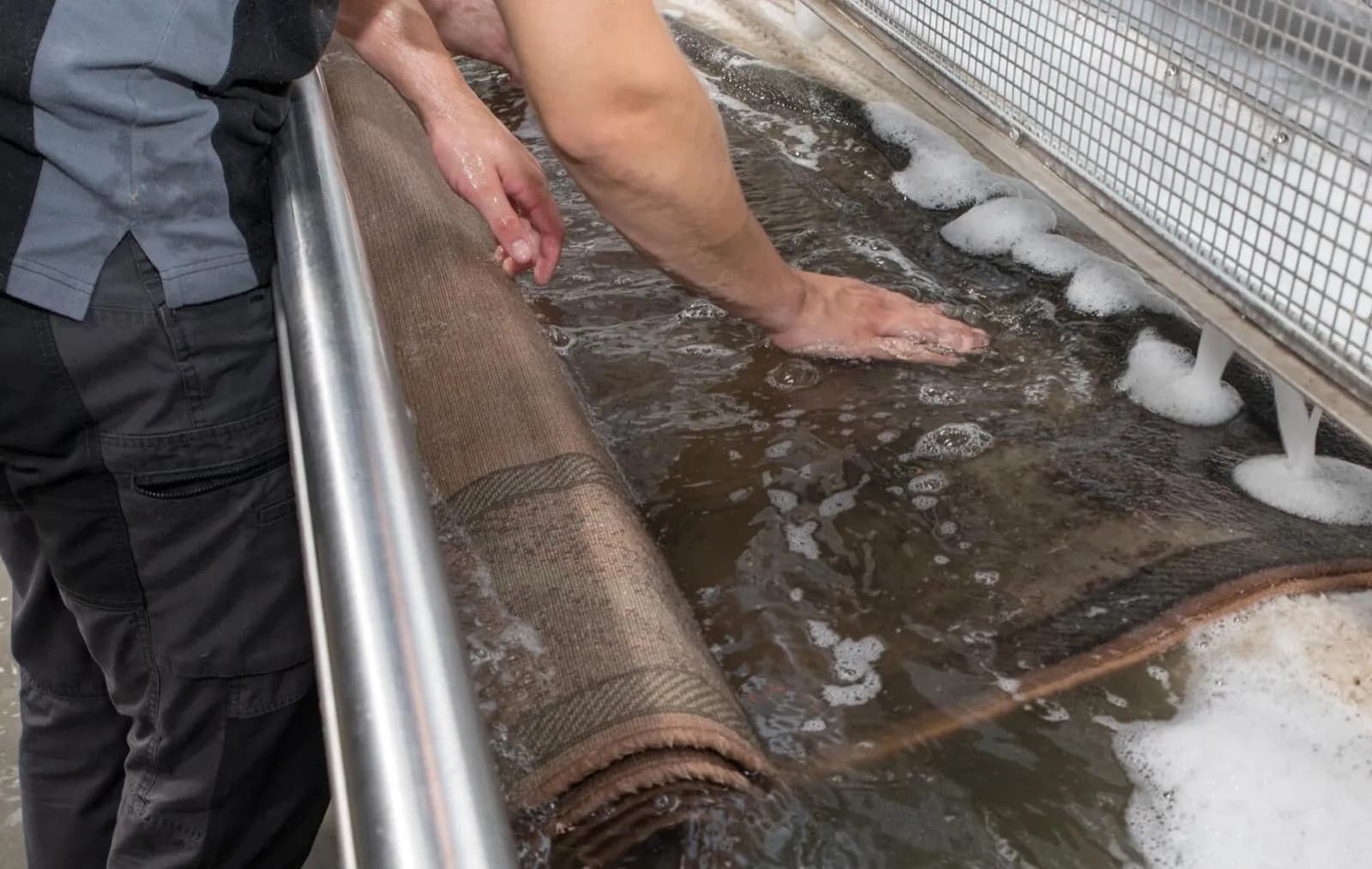 Vloerkleed weekt ondergedompeld in een waterbad, zoals bij de voorbehandeling van een Patchwork kleed