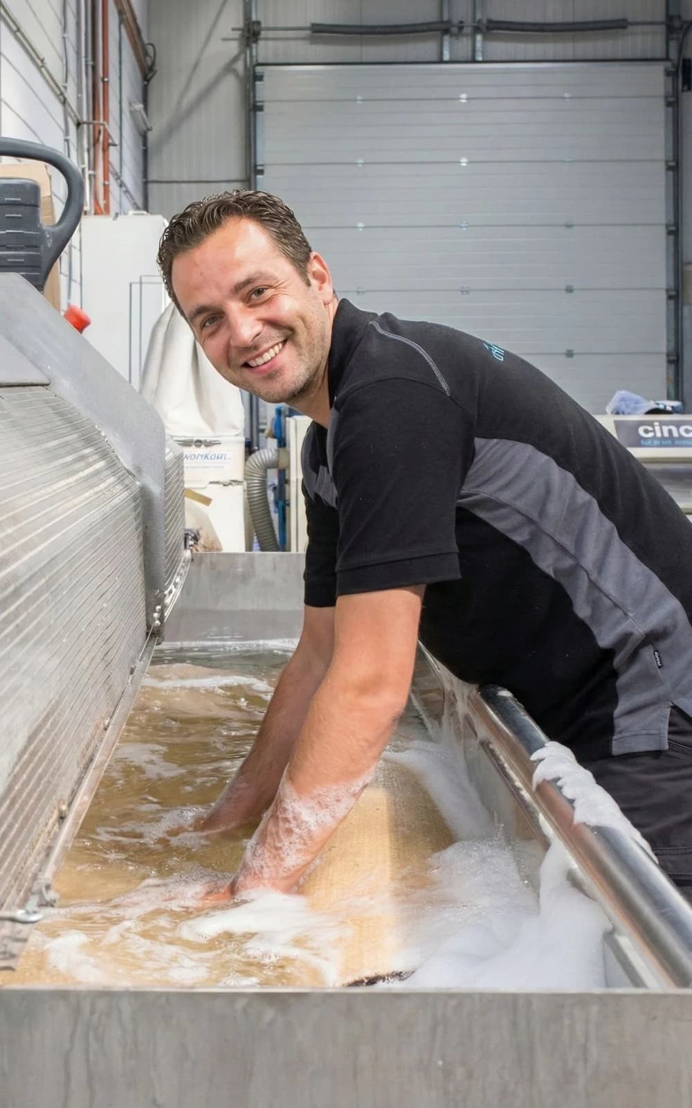 Kleda specialist reinigt vloerkleed in de wasserij